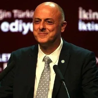 CHP’ye ilk kurşunu İzmir’de sıktı! İYİ Parti’de Meral Akşener İzmir Büyükşehir Belediye Başkan adayı olarak Ümit Özlale’yi açıkladı