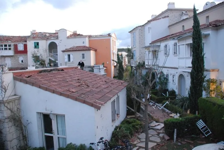 Son dakika: İzmir'de görülmemiş felaket! Hortum araçları 10 metre havaya kaldırıp binaların üzerinden savurdu