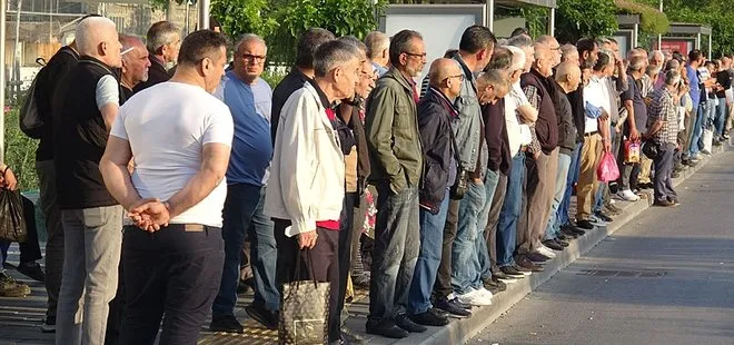 İzmir’de vatandaş duraklarda kaldı! Grev kararı veren DİSK Başkanı Özel’in yanında suspus oldu