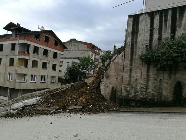 Ordu'da okulun istinat duvarı çöktü! - 1