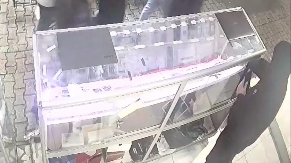 Fiyat sormak için girdiği iş yerinin vitrinindeki cep telefonunu çaldı