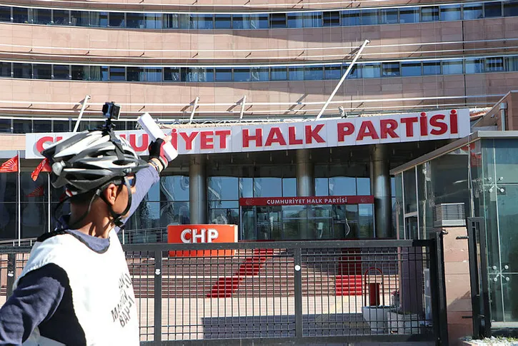 İşten kovulan belediye işçisi CHP Genel Merkezi önünde eylem yaptı