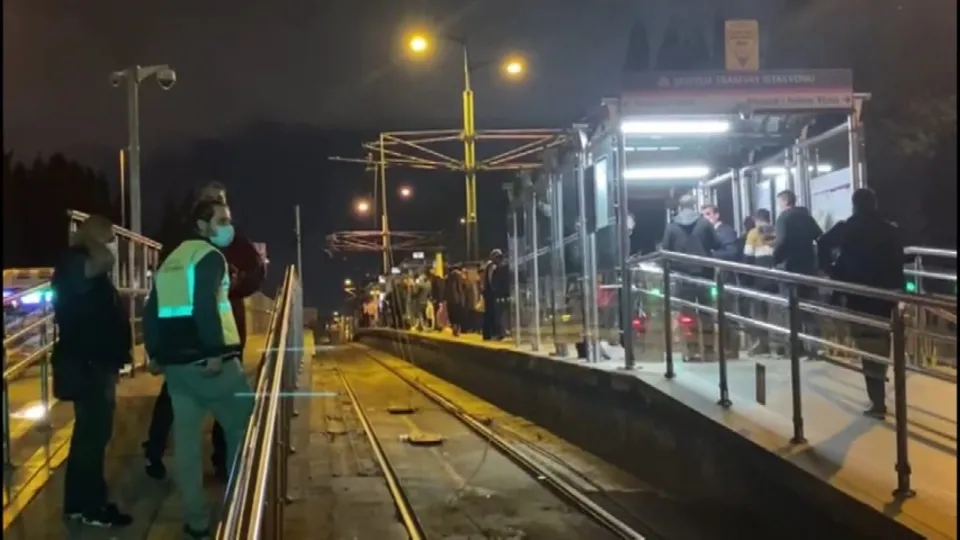 İBB'de neler oluyor? Şehitlik durağı kapatıldı! T4 Mescid-i Selam-Topkapı tramvay hattında vatandaşları mağdur eden arıza