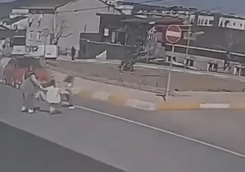 Karşıya geçmek isteyen 5 yaşındaki kıza araba çarptı metrelerce savruldu! O anlar kamerada