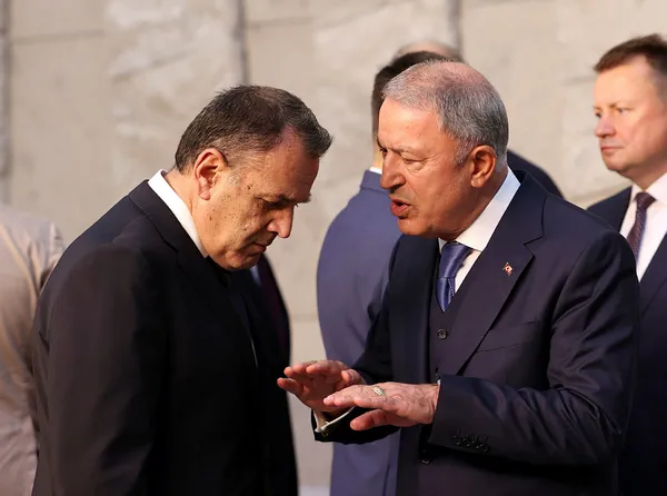 son-dakika-milli-savunma-bakani-hulusi-akar-yunan-mevkidasi-ile-bir-araya-geldi-1655385787790.jpg Son dakika: Milli Savunma Bakanı Hulusi Akar Yunan mevkidaşı ile bir araya geldi - 1