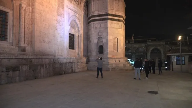 Bursa’da Ulu Cami’ye balyozlu saldırı! Gözaltına alındı