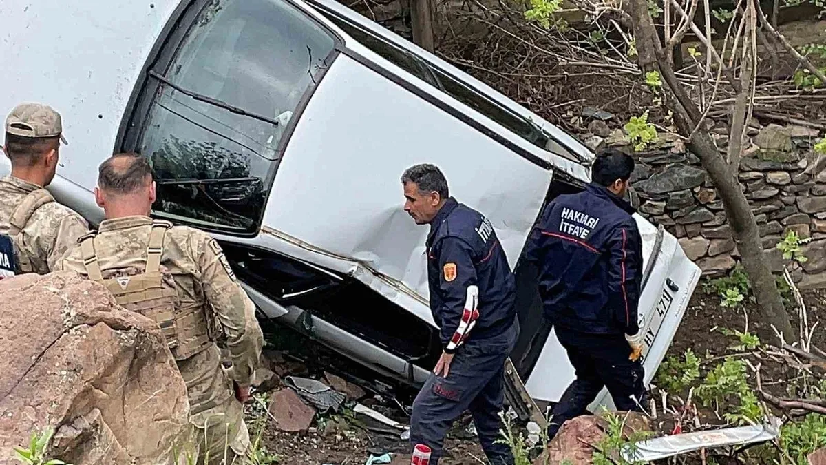 Hakkari'de otomobil şarampole devrildi: 4 kişi yaralandı