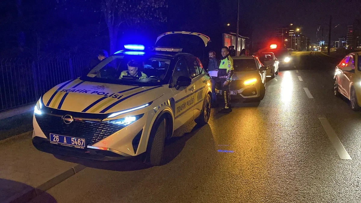 Eskişehir’de maddi hasarlı kaza sonrası sürücüler tartıştı