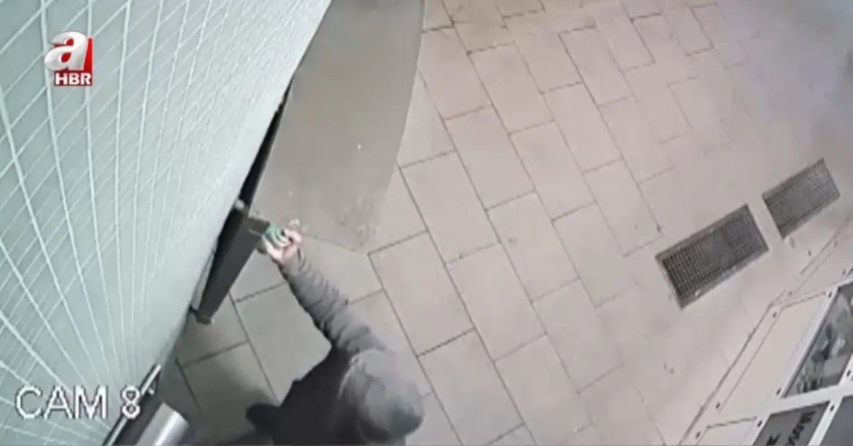 Almanya’da camiye çirkin saldırı! Spreyle yazılar yazdı