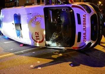 Ambulans ile taksi çarpıştı! Devrilip 100 metre sürüklendi