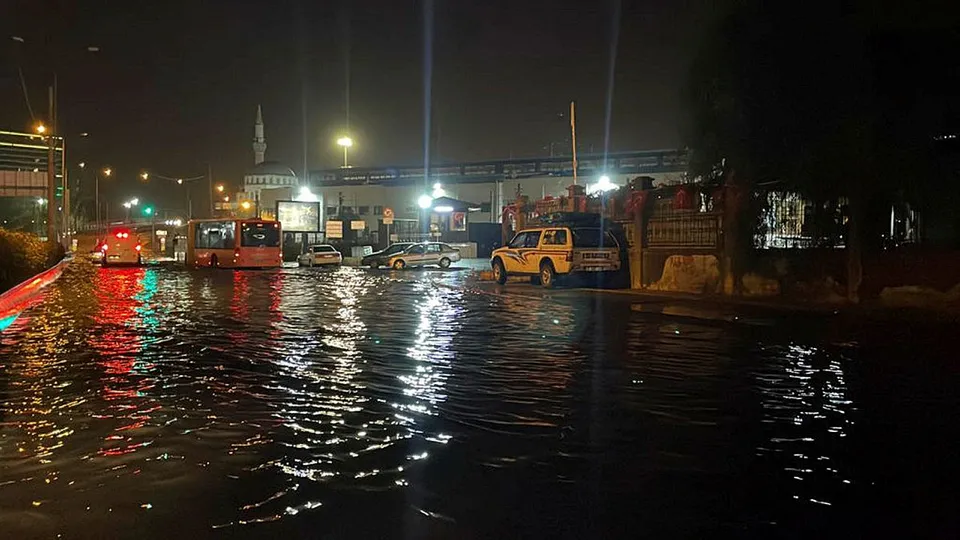 İzmir'i sağanak vurdu! Cadde ve sokaklar göle döndü! Vatandaşın evinde hasar büyük