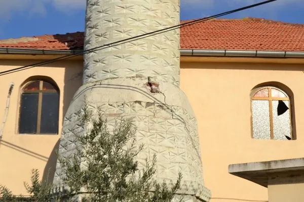 Manisa’da caminin minaresine yıldırım düştü | Cami geçici olarak ibadete kapatıldı - 3