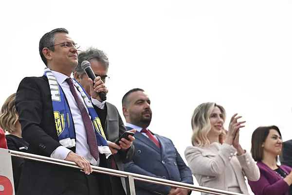 chpde-ikinci-tipis-tipis-vakasi-ozgur-ozelden-aklinizi-basiniza-alin-uyarisi-1709655487992.jpeg CHP'de ikinci "Tıpış tıpış" vakası! Özgür Özel'den "Aklınızı başınıza alın" uyarısı - 2