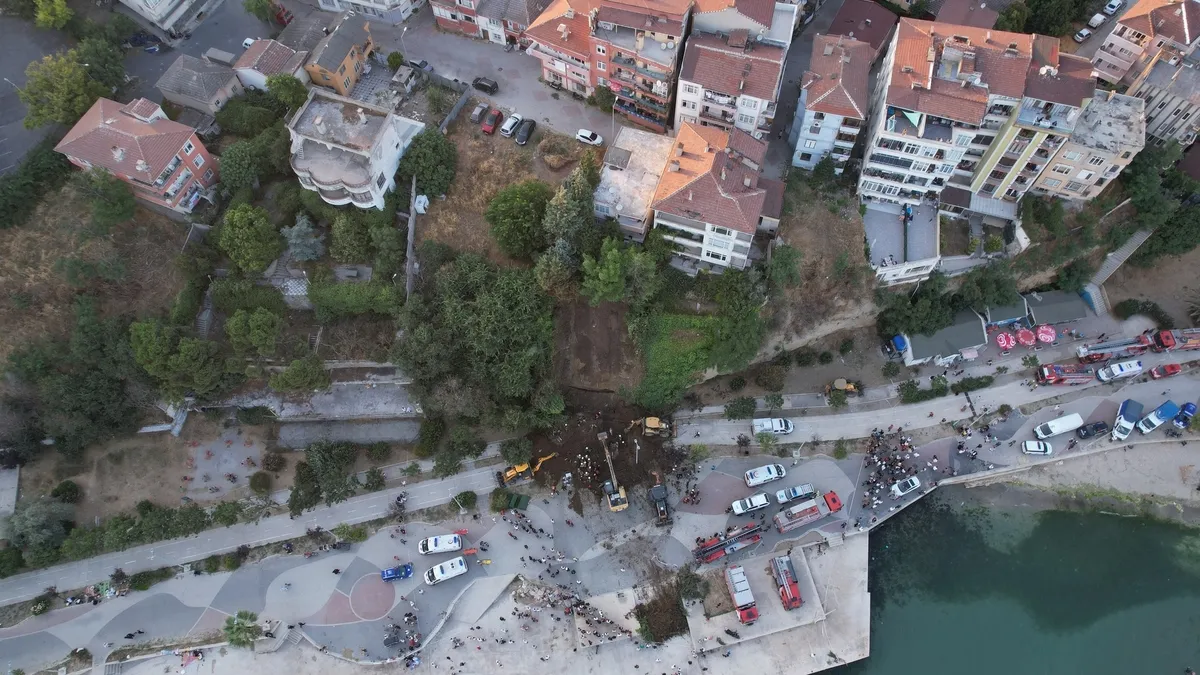 Büyükçekmece'de toprak kayması! İstanbul Valiliği: Heyelan altında kalan yok