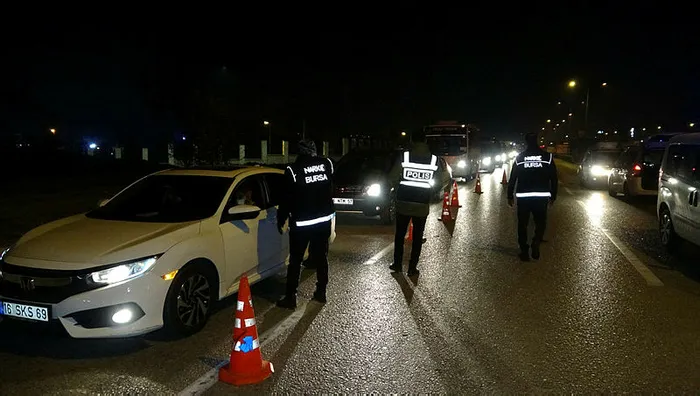 Bursa’da kısıtlamayı ihlal eden 71 yaşındaki sürücü maskesiz ve alkollü yakalandı - 1