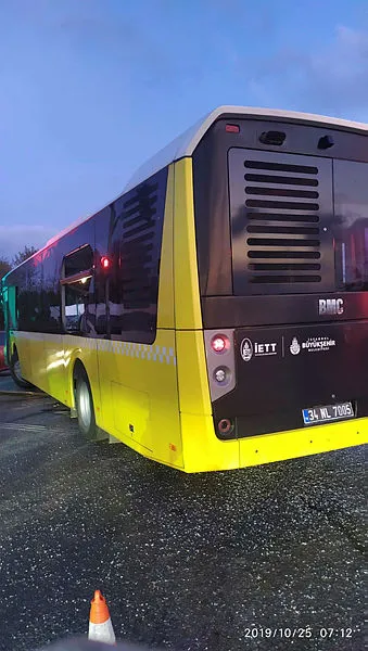 Arnavutköy'de hafriyat kamyonu İETT otobüsüne çarparak şarampole yuvarlandı - 2