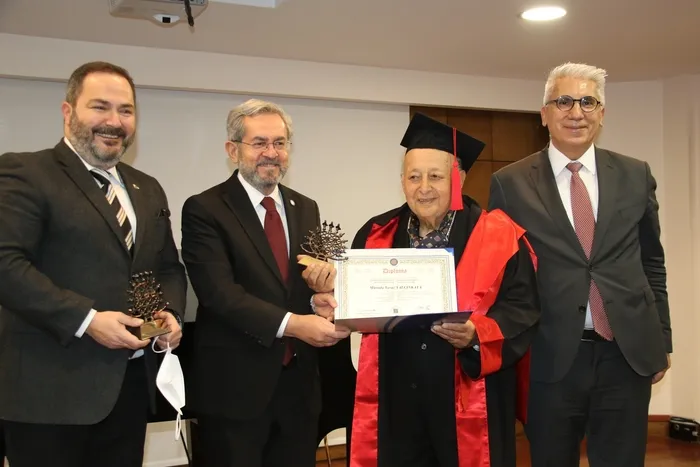 zor-bitiremezsin-dediler-82-yasinda-hukuk-fakultesinden-mezun-oldu-1645773251063.jpg ‘Zor bitiremezsin’ dediler! 82 yaşında hukuk fakültesinden mezun oldu - 3