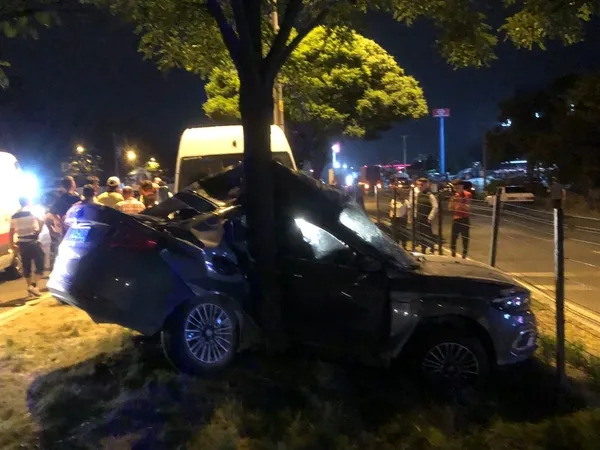 1693447573154.jpg Minibüs ile otomobil arasında feci kaza! Kağıt gibi ezilen araçtan sağ çıktılar - 3