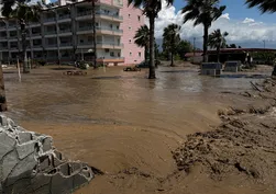 Akdeniz’in mavisi kahverengiye döndü! Sağanak Hatay'ı teslim aldı