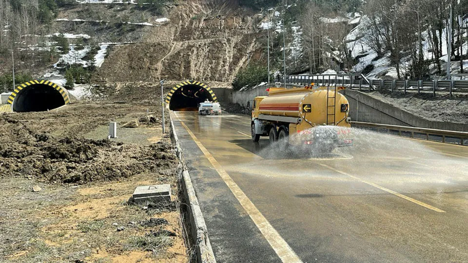 Bolu Dağı Tüneli yeniden trafiğe açıldı! Heyelan böyle temizlendi