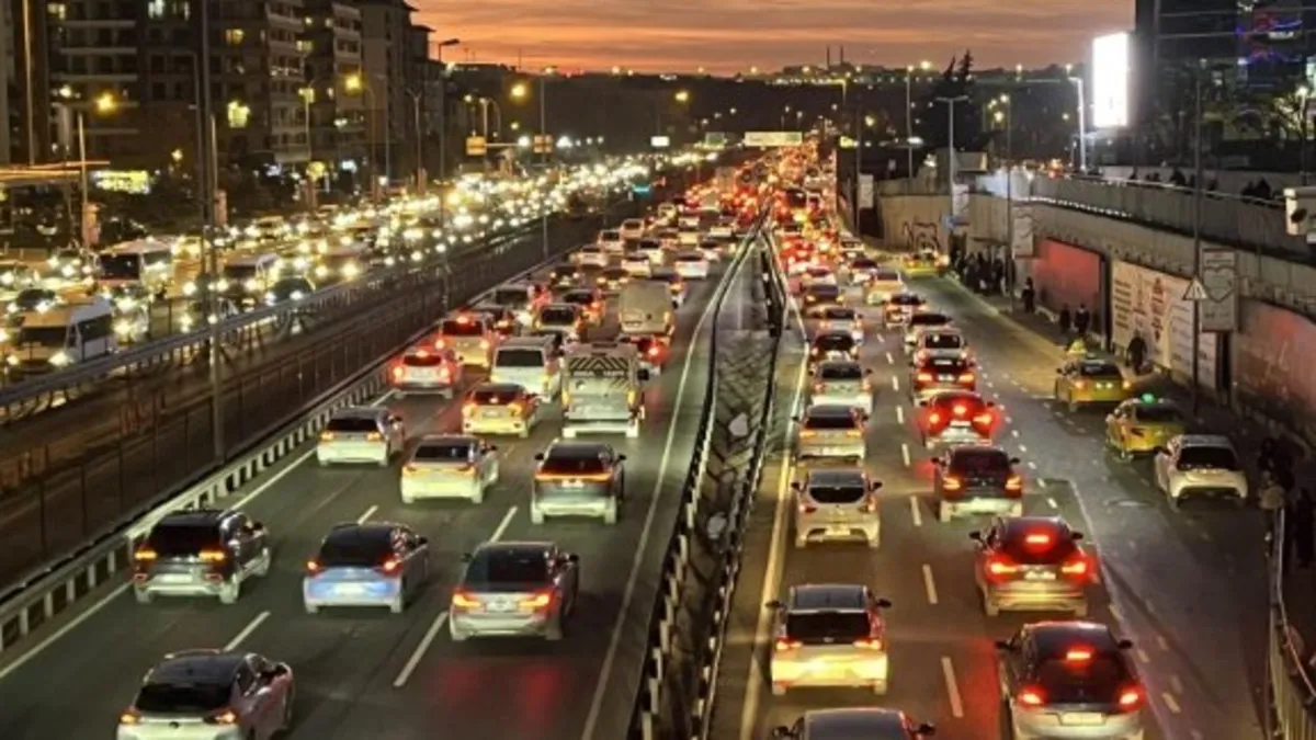 İstanbul'da trafik durma noktasına geldi! Yoğunluk yüzde 81