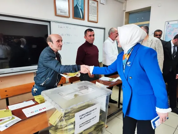 1684073441591.jpg Sakarya'da İYİ Partili görevlilerden AK Parti Milletvekili adayı Çiğdem Erdoğan Atabek'e saldırı - 1