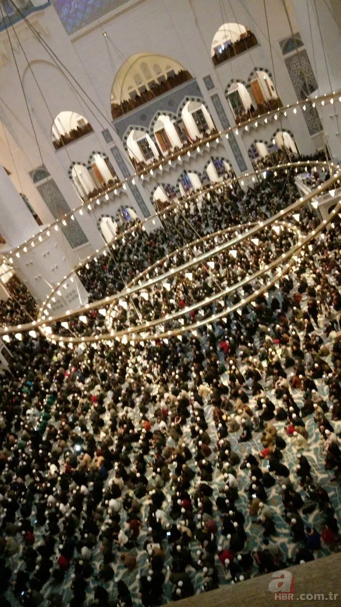 Büyük Çamlıca Camii'nde tarihi kalabalık!