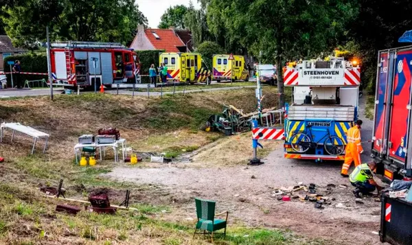 1661689961990.jpg Hollanda Rotterdam'da mangal ölümle bitti! Kamyon piknik alanına daldı - 3