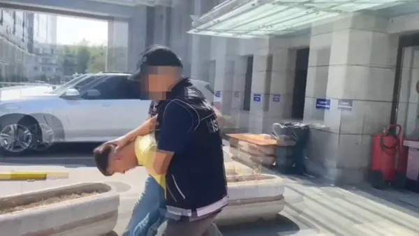 sokak-roportajinda-uyusturucu-satiyorum-demisti-paketlendi-1691137448678.jpg Sokak röportajında 'uyuşturucu satıyorum' demişti paketlendi! - 2
