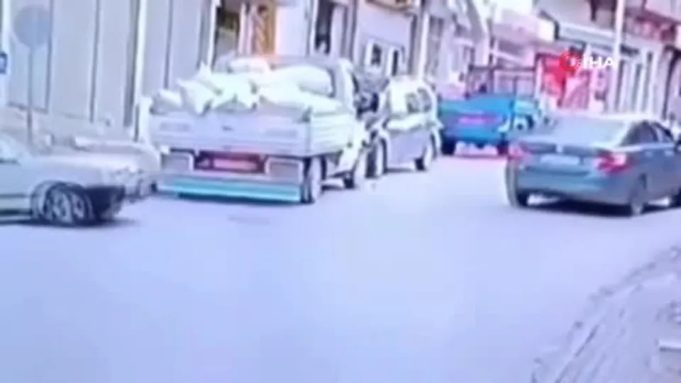 Motosiklet ile otomobil çarpıştı