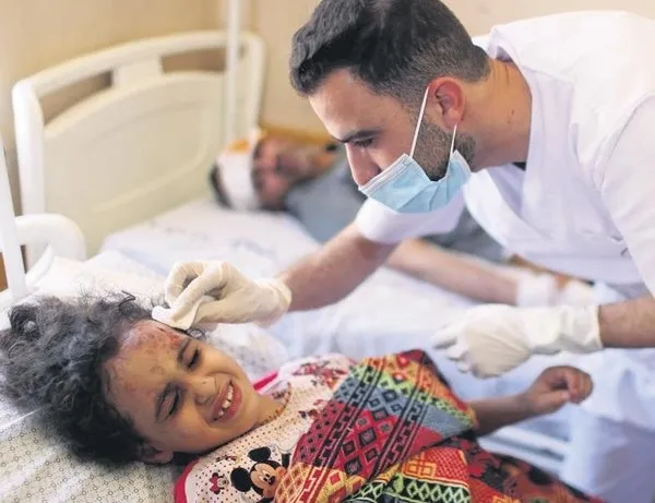 Filistinli baba Riyad Eshkuntana ile kızının ağlatan kavuşması! İsrail’in insanlık ayıbı adına özür diledi: Affet beni - 1