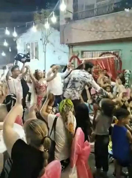 İstanbul'da sokakta dansözlü düğün eğlencesi! Koronavirüs kuralları hiçe sayıldı - 1