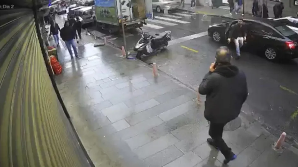 Kağıthane'de akılalmaz olay! Cadde ortasında silahla dehşet saçtı