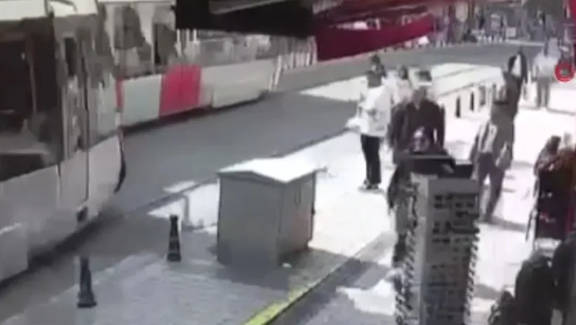 TRAMVAY YAYAYA ÇARPTI! KORKU DOLU ANLAR KAMERADA 