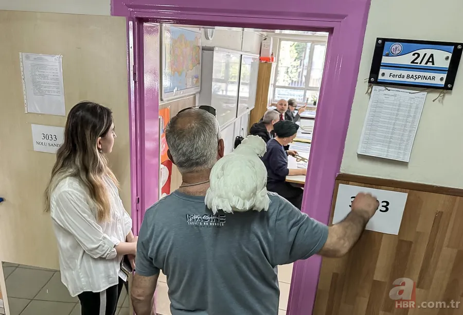 Oy vermeye gelen vatandaşlar şoke oldu! Alper Gezeravcı’dan esinlenip böyle sandığa geldi 16