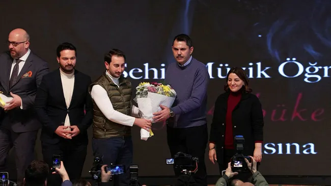 murat-kurum-gencler-bulusup-aybuke-ogretmen-oldum-ben-adli-filmi-izledi-1705860706169.jpg Murat Kurum gençlerle buluşup Aybüke: Öğretmen Oldum Ben adlı filmi izledi - 3