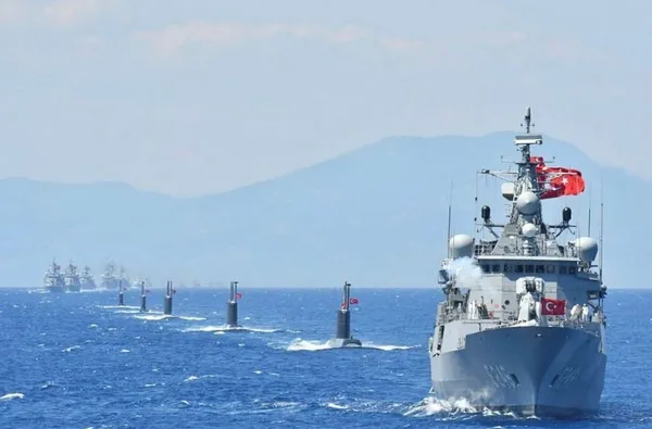 Savaş gemileri Akdeniz’e iniyor! Türkiye yeni Navtex ilan etti...