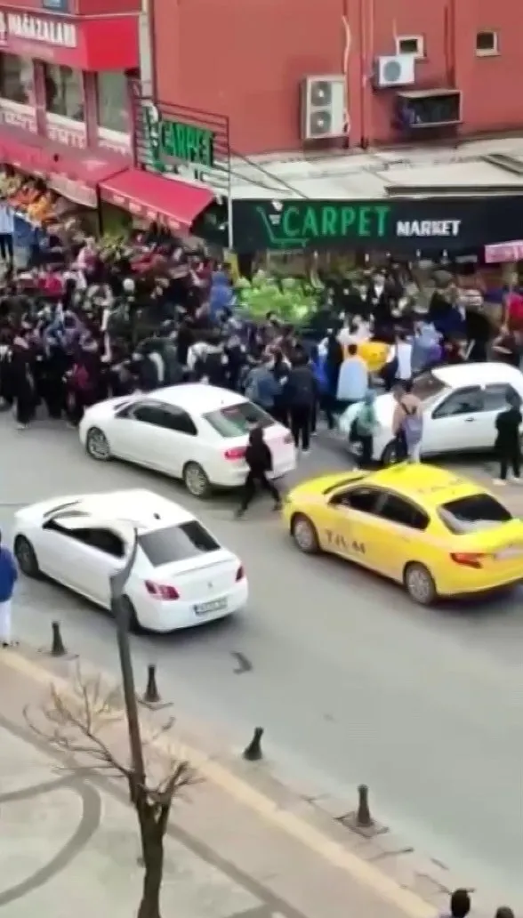 sultanbeylide-liseli-kizlarin-kavgasinda-tekmeler-ve-tokatlar-havada-ucustu-ortalik-savas-alanina-dondu-1650610738976.jpg Sultanbeyli'de liseli kızların kavgasında tekmeler ve tokatlar havada uçuştu! Ortalık savaş alanına döndü - 4