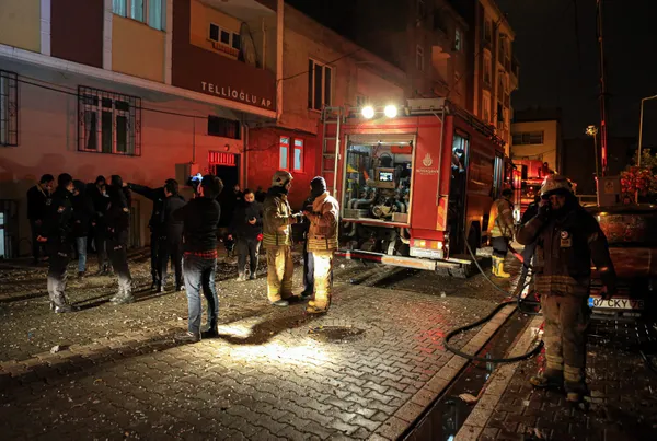 1606878733263.jpg Esenyurt'ta patlama! Korkuyla sokağa fırladılar - 1