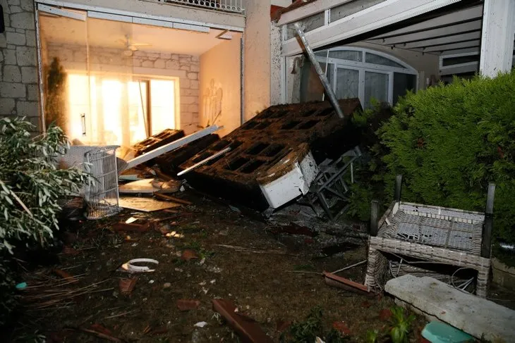Son dakika: İzmir'de görülmemiş felaket! Hortum araçları 10 metre havaya kaldırıp binaların üzerinden savurdu