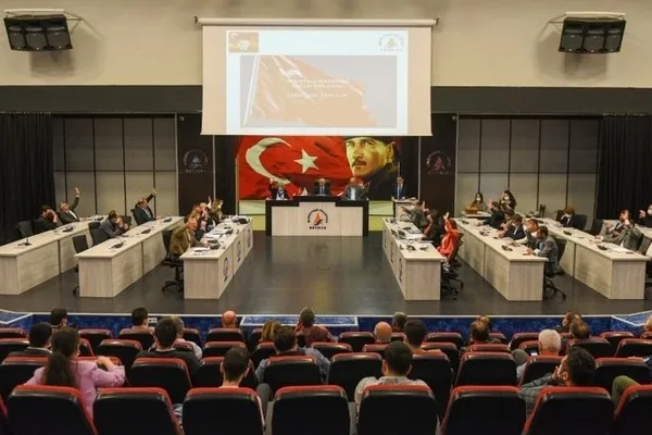 Son dakika: CHP’li belediye kanun tanımıyor! Seçilme hakkını kaybeden Ahmet Öztürk halen başkan