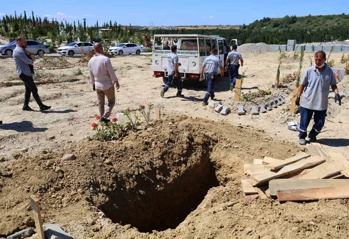 1714988249083.jpg ABD'de ölü bulunmuştu! Fenomen Yağmur Taktaş'ın mezarı açıldı! Yeniden otopsi yapılacak - 4