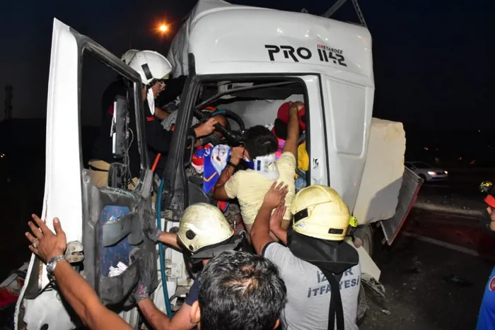 İzmir'de feci kaza! TIR emniyet şeridindeki TIR'a çarptı: 2'si ağır 3 yaralı - 2