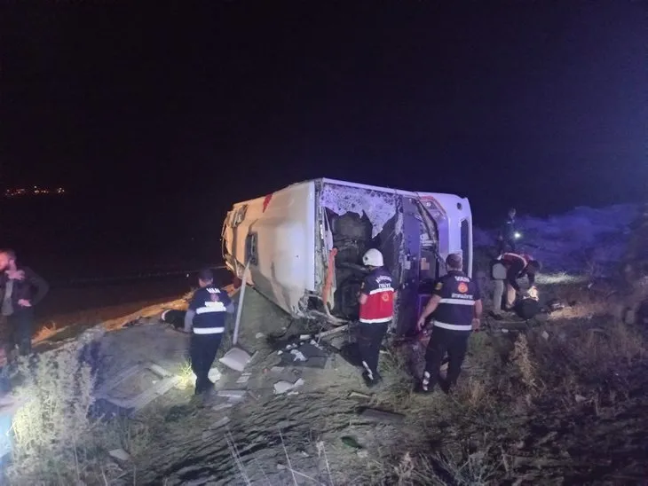Van'da kahreden olay! Göçmenleri taşıyan otobüs şarampole devrildi! Çok sayıda ölü var