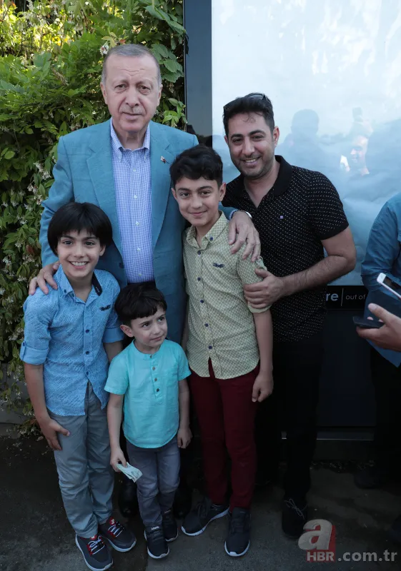 Başkan Erdoğan, 15 Temmuz Şehitler Makamı’nda vatandaşlarla sohbet ederek fotoğraf çektirdi 12