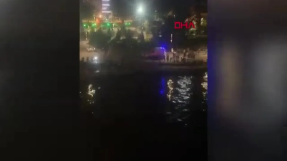 Beyoğlu’nda 2 kişi denize düştü