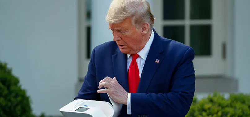 Trump corona virüse karşı yeni silahı tanıttı! Muhabirin sorusu sinirlendirdi: Sinsi ve rahatsız edici