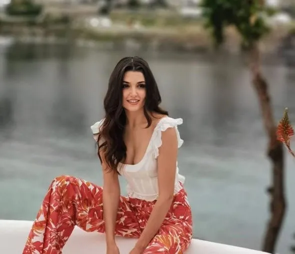 Hande Erçel fotoğraflarıyla magazin dünyasına bomba gibi düştü!