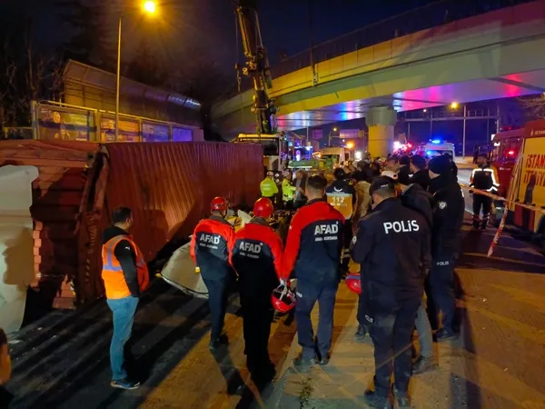 tir-otomobilin-uzerine-devrildi-4-kisi-hayatini-kaybetti-1710178001994.jpg TIR otomobilin üzerine devrildi: 4 kişi hayatını kaybetti - 2
