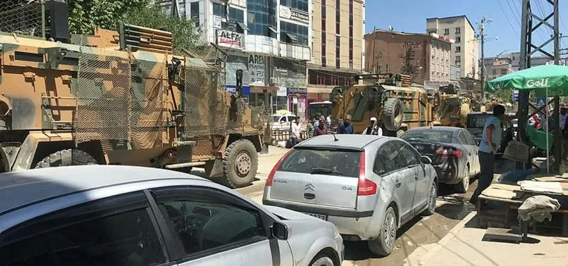 Yüksekova’dan sınıra askeri sevkıyat